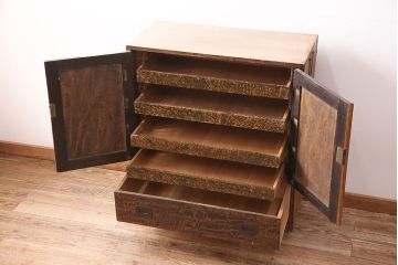 和製アンティーク　前面にカエデ材を使用した、落ち着いた佇まいの収納棚(戸棚、キャビネット)(R-047966)