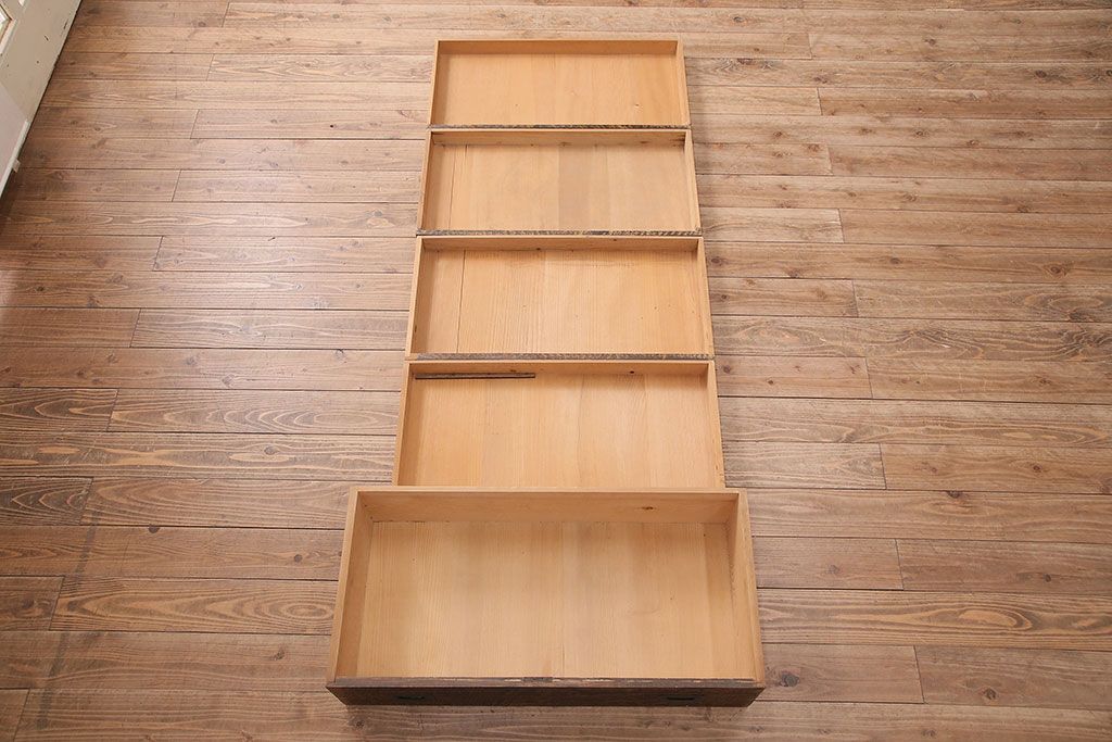 和製アンティーク　前面にカエデ材を使用した、落ち着いた佇まいの収納棚(戸棚、キャビネット)(R-047966)