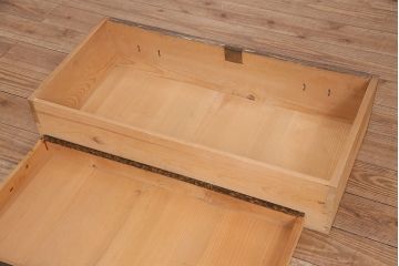 和製アンティーク　前面にカエデ材を使用した、落ち着いた佇まいの収納棚(戸棚、キャビネット)(R-047966)