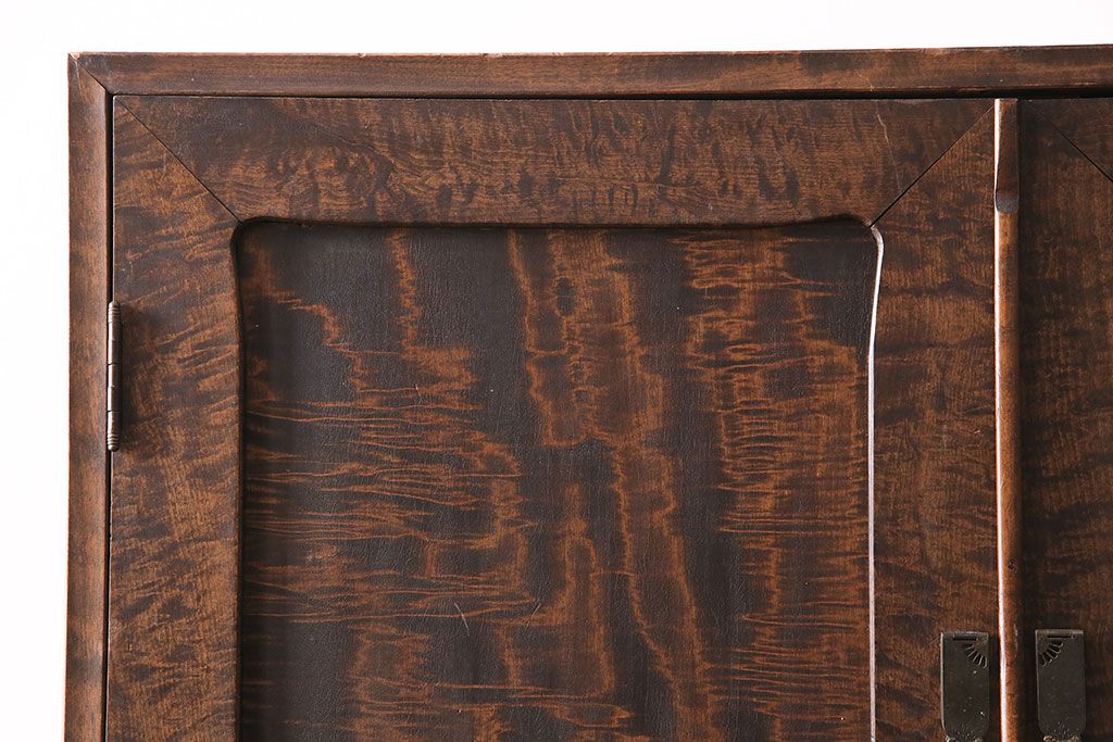 和製アンティーク　前面にカエデ材を使用した、落ち着いた佇まいの収納棚(戸棚、キャビネット)(R-047966)