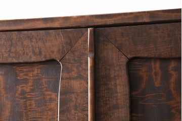 和製アンティーク　前面にカエデ材を使用した、落ち着いた佇まいの収納棚(戸棚、キャビネット)(R-047966)