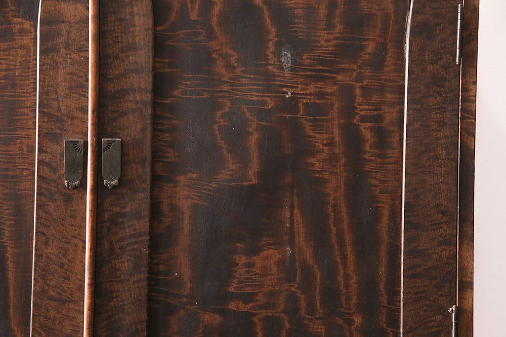 和製アンティーク　前面にカエデ材を使用した、落ち着いた佇まいの収納棚(戸棚、キャビネット)(R-047966)