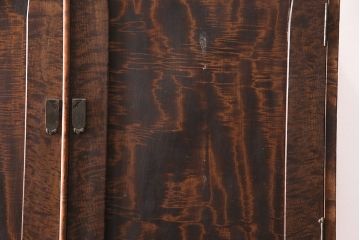 和製アンティーク　前面にカエデ材を使用した、落ち着いた佇まいの収納棚(戸棚、キャビネット)(R-047966)