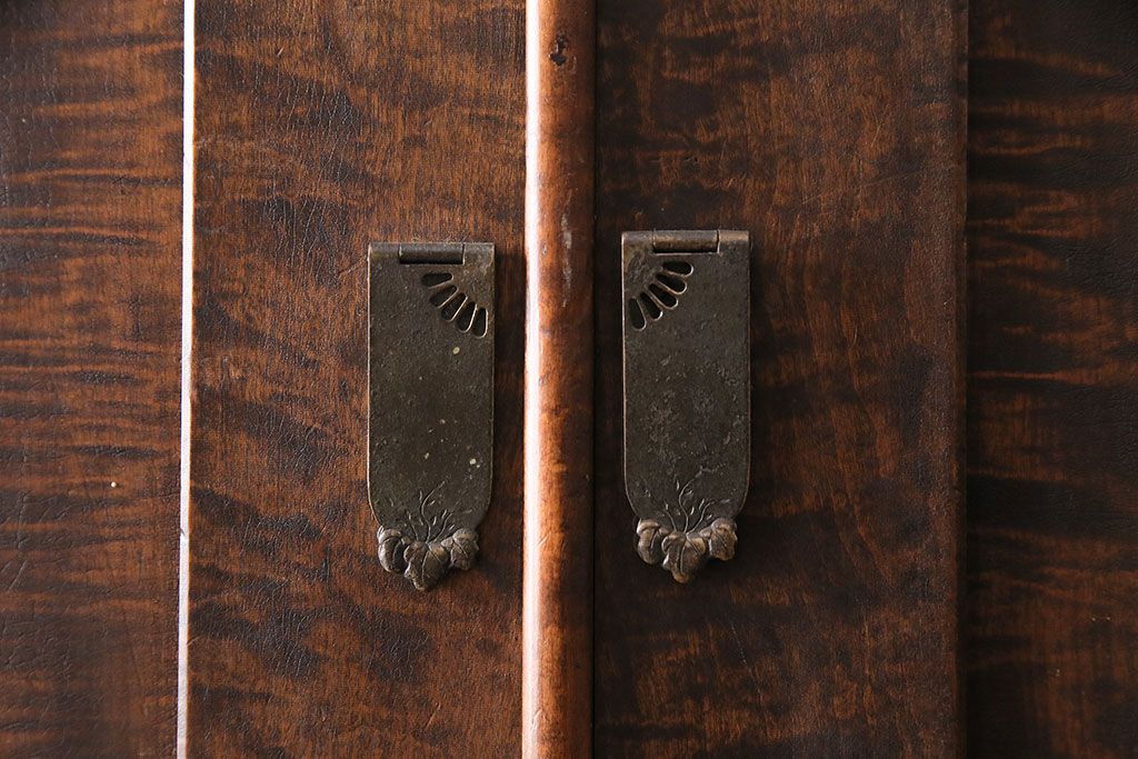 和製アンティーク　前面にカエデ材を使用した、落ち着いた佇まいの収納棚(戸棚、キャビネット)(R-047966)