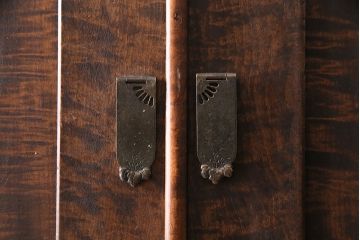 和製アンティーク　前面にカエデ材を使用した、落ち着いた佇まいの収納棚(戸棚、キャビネット)(R-047966)