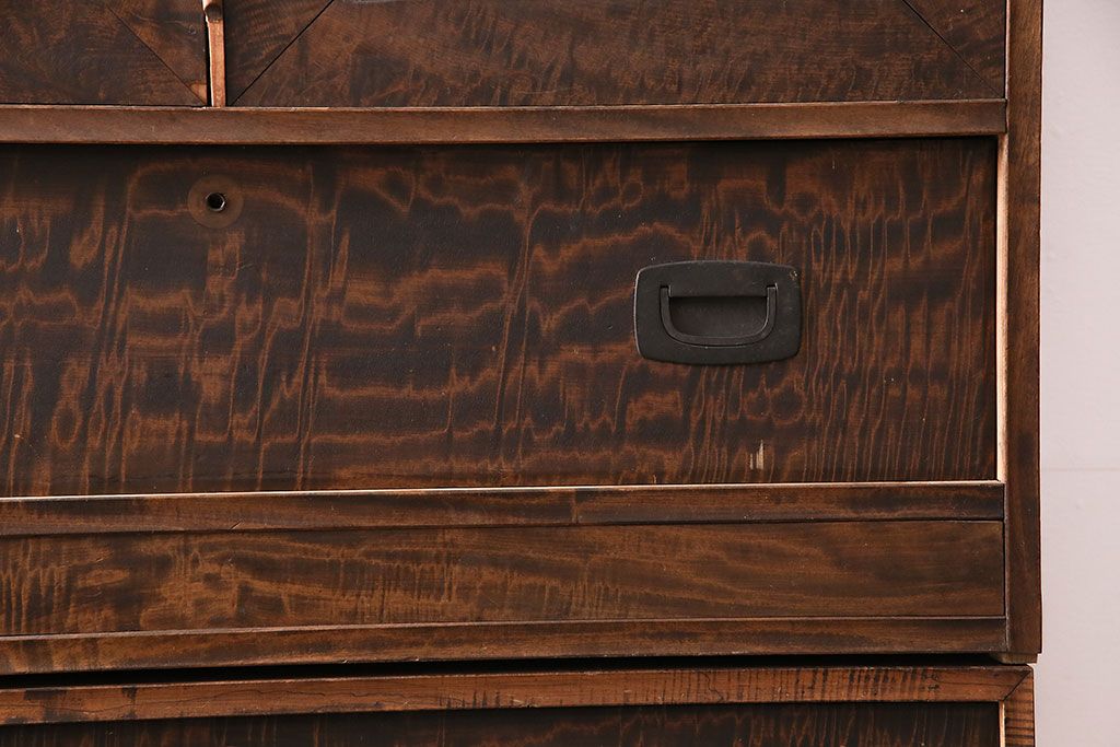 和製アンティーク　前面にカエデ材を使用した、落ち着いた佇まいの収納棚(戸棚、キャビネット)(R-047966)