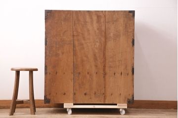 和製アンティーク　前面にカエデ材を使用した、落ち着いた佇まいの収納棚(戸棚、キャビネット)(R-047966)