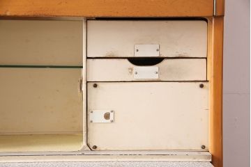 イギリスヴィンテージ　作業台付きが嬉しい!レトロなキッチンキャビネット(食器棚、収納棚、戸棚、ビンテージ)(R-047971)