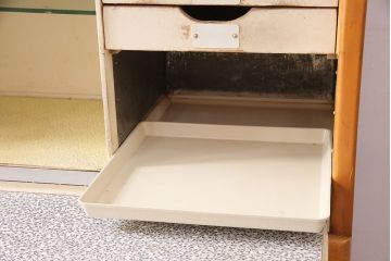 イギリスヴィンテージ　作業台付きが嬉しい!レトロなキッチンキャビネット(食器棚、収納棚、戸棚、ビンテージ)(R-047971)
