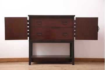 和製アンティーク　当店リメイク　桐材　十字金具の風合いが味わい深い、観音開きの時代箪笥サイドボード(引き出し)(R-047980)