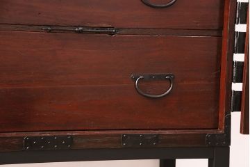 和製アンティーク　当店リメイク　桐材　十字金具の風合いが味わい深い、観音開きの時代箪笥サイドボード(引き出し)(R-047980)