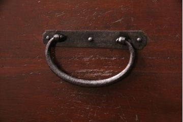 和製アンティーク　当店リメイク　桐材　十字金具の風合いが味わい深い、観音開きの時代箪笥サイドボード(引き出し)(R-047980)