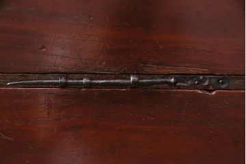 和製アンティーク　当店リメイク　桐材　十字金具の風合いが味わい深い、観音開きの時代箪笥サイドボード(引き出し)(R-047980)