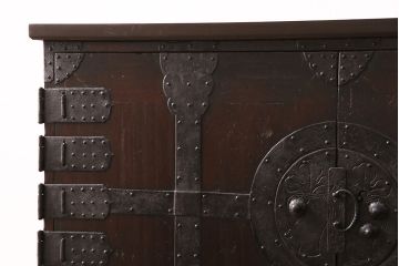 和製アンティーク　当店リメイク　桐材　十字金具の風合いが味わい深い、観音開きの時代箪笥サイドボード(引き出し)(R-047980)