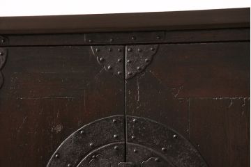 和製アンティーク　当店リメイク　桐材　十字金具の風合いが味わい深い、観音開きの時代箪笥サイドボード(引き出し)(R-047980)