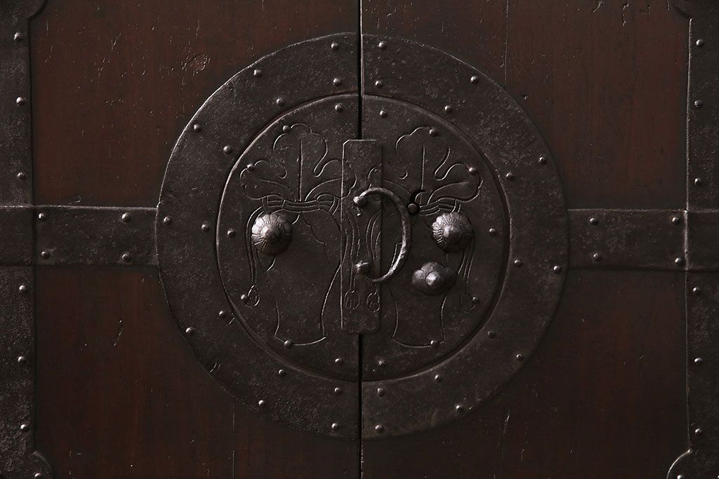 和製アンティーク　当店リメイク　桐材　十字金具の風合いが味わい深い、観音開きの時代箪笥サイドボード(引き出し)(R-047980)