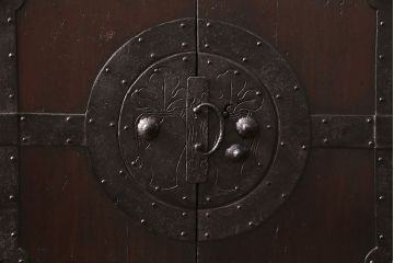 和製アンティーク　当店リメイク　桐材　十字金具の風合いが味わい深い、観音開きの時代箪笥サイドボード(引き出し)(R-047980)