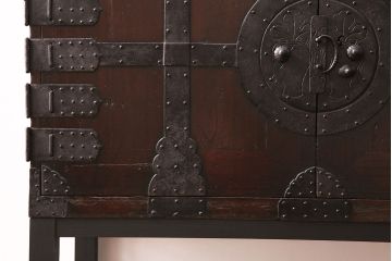 和製アンティーク　当店リメイク　桐材　十字金具の風合いが味わい深い、観音開きの時代箪笥サイドボード(引き出し)(R-047980)