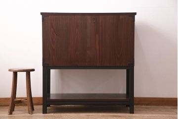 和製アンティーク　当店リメイク　桐材　十字金具の風合いが味わい深い、観音開きの時代箪笥サイドボード(引き出し)(R-047980)