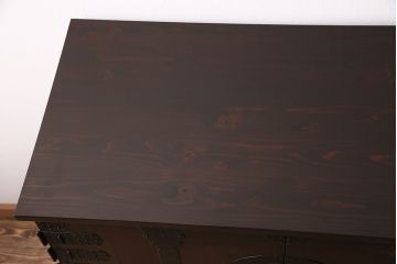和製アンティーク　当店リメイク　桐材　十字金具の風合いが味わい深い、観音開きの時代箪笥サイドボード(引き出し)(R-047980)