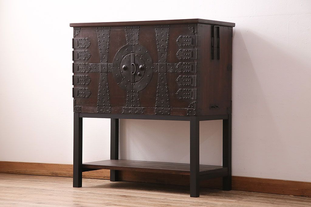 和製アンティーク　当店リメイク　前面ヒノキ材　大きな十字金具がアクセントになった、観音開きの時代箪笥サイドボード(引き出し)(R-047981)