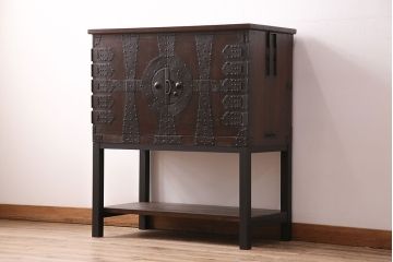 和製アンティーク　当店リメイク　前面ヒノキ材　大きな十字金具がアクセントになった、観音開きの時代箪笥サイドボード(引き出し)(R-047981)