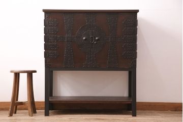 和製アンティーク　当店リメイク　前面ヒノキ材　大きな十字金具がアクセントになった、観音開きの時代箪笥サイドボード(引き出し)(R-047981)