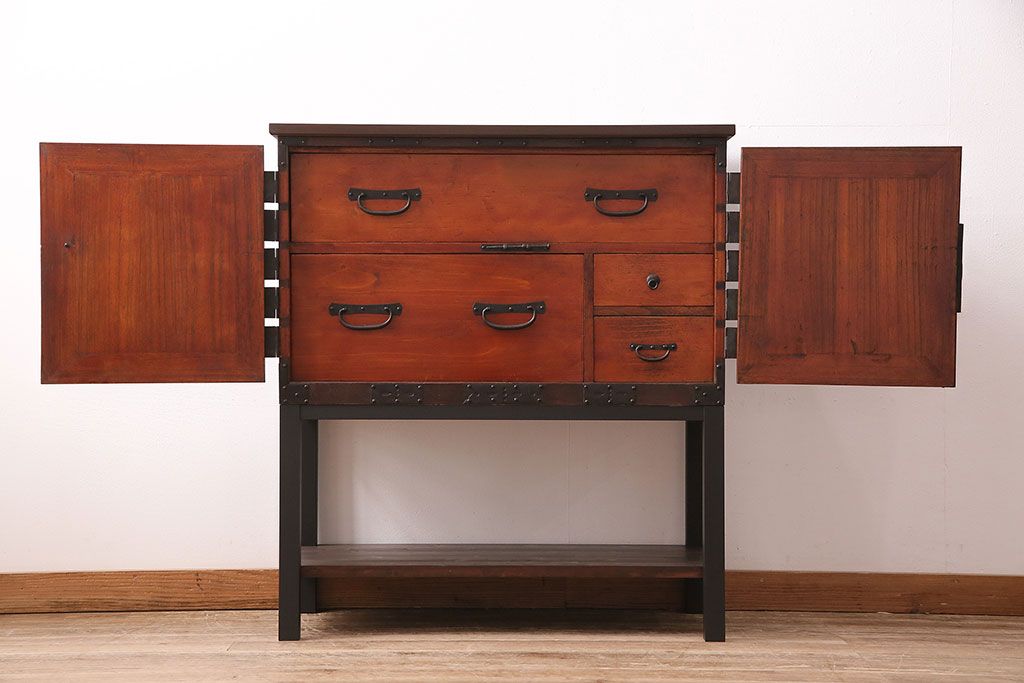 和製アンティーク　当店リメイク　前面ヒノキ材　大きな十字金具がアクセントになった、観音開きの時代箪笥サイドボード(引き出し)(R-047981)