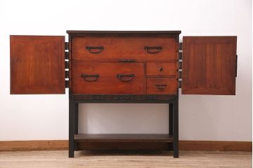 和製アンティーク　当店リメイク　前面ヒノキ材　大きな十字金具がアクセントになった、観音開きの時代箪笥サイドボード(引き出し)(R-047981)