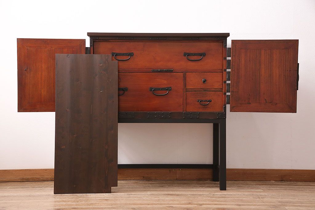 和製アンティーク　当店リメイク　前面ヒノキ材　大きな十字金具がアクセントになった、観音開きの時代箪笥サイドボード(引き出し)(R-047981)