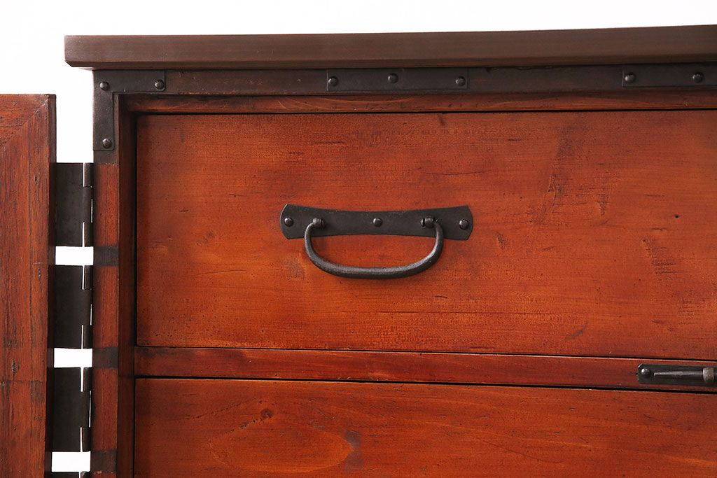 和製アンティーク　当店リメイク　前面ヒノキ材　大きな十字金具がアクセントになった、観音開きの時代箪笥サイドボード(引き出し)(R-047981)