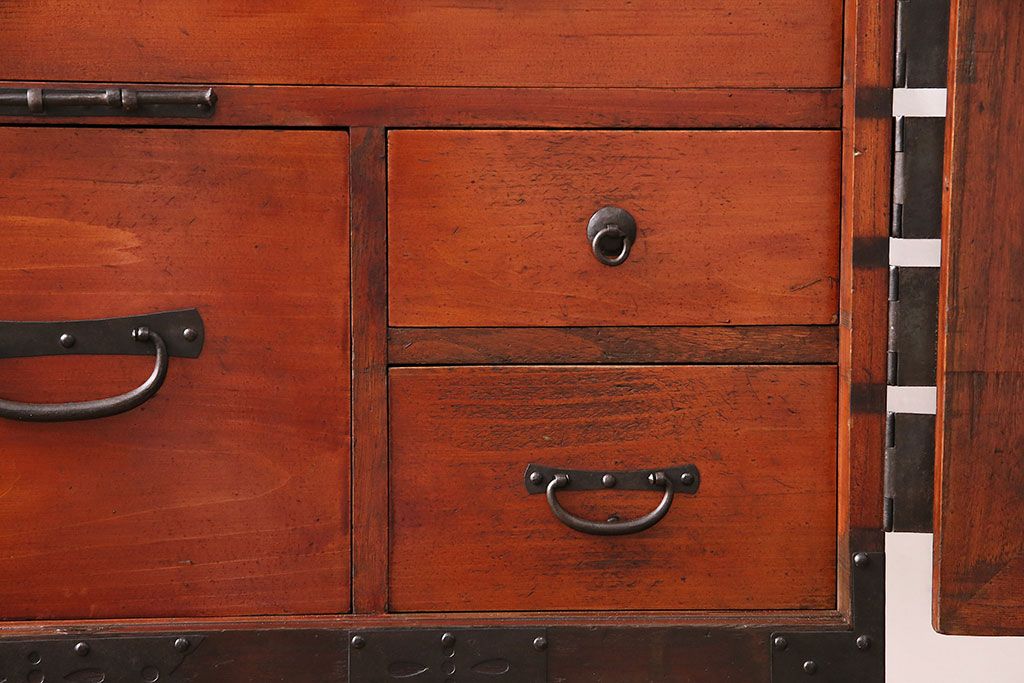 和製アンティーク　当店リメイク　前面ヒノキ材　大きな十字金具がアクセントになった、観音開きの時代箪笥サイドボード(引き出し)(R-047981)