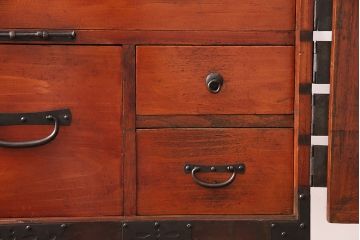 和製アンティーク　当店リメイク　前面ヒノキ材　大きな十字金具がアクセントになった、観音開きの時代箪笥サイドボード(引き出し)(R-047981)