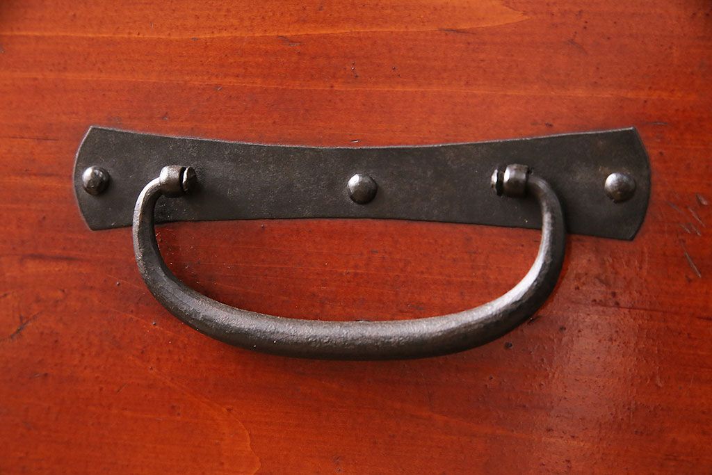 和製アンティーク　当店リメイク　前面ヒノキ材　大きな十字金具がアクセントになった、観音開きの時代箪笥サイドボード(引き出し)(R-047981)