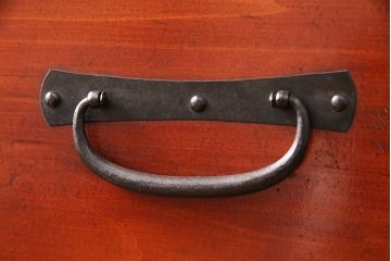 和製アンティーク　当店リメイク　前面ヒノキ材　大きな十字金具がアクセントになった、観音開きの時代箪笥サイドボード(引き出し)(R-047981)