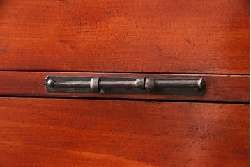 和製アンティーク　当店リメイク　前面ヒノキ材　大きな十字金具がアクセントになった、観音開きの時代箪笥サイドボード(引き出し)(R-047981)