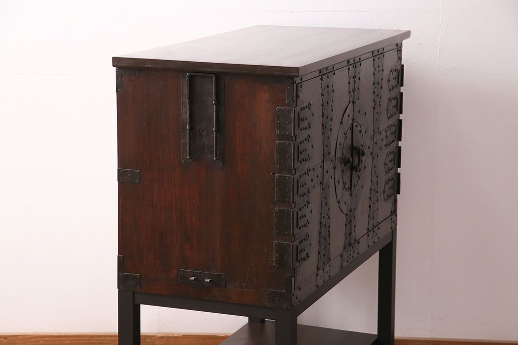 和製アンティーク　当店リメイク　前面ヒノキ材　大きな十字金具がアクセントになった、観音開きの時代箪笥サイドボード(引き出し)(R-047981)