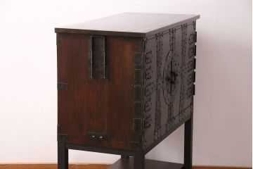 和製アンティーク　当店リメイク　前面ヒノキ材　大きな十字金具がアクセントになった、観音開きの時代箪笥サイドボード(引き出し)(R-047981)
