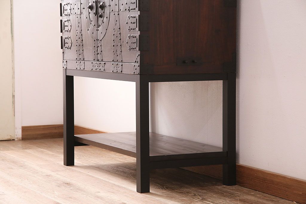 和製アンティーク　当店リメイク　前面ヒノキ材　大きな十字金具がアクセントになった、観音開きの時代箪笥サイドボード(引き出し)(R-047981)