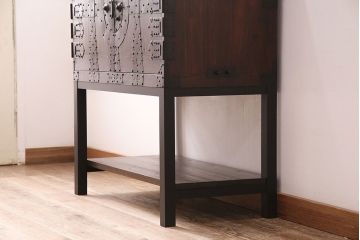 和製アンティーク　当店リメイク　前面ヒノキ材　大きな十字金具がアクセントになった、観音開きの時代箪笥サイドボード(引き出し)(R-047981)