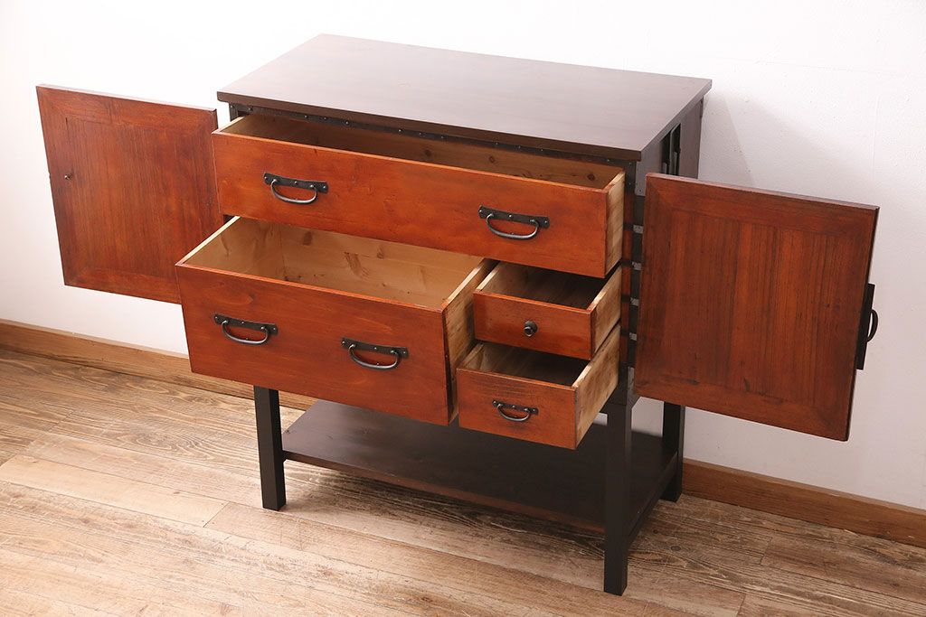 和製アンティーク　当店リメイク　前面ヒノキ材　大きな十字金具がアクセントになった、観音開きの時代箪笥サイドボード(引き出し)(R-047981)