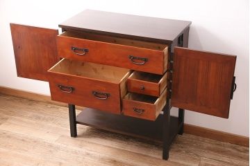 和製アンティーク　当店リメイク　前面ヒノキ材　大きな十字金具がアクセントになった、観音開きの時代箪笥サイドボード(引き出し)(R-047981)