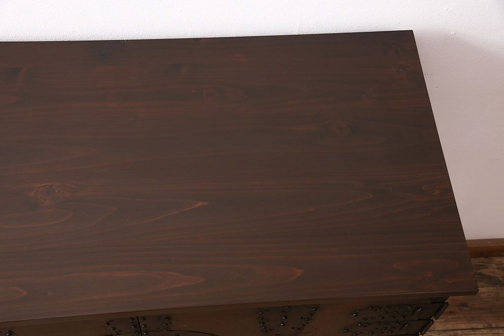 和製アンティーク　当店リメイク　前面ヒノキ材　大きな十字金具がアクセントになった、観音開きの時代箪笥サイドボード(引き出し)(R-047981)