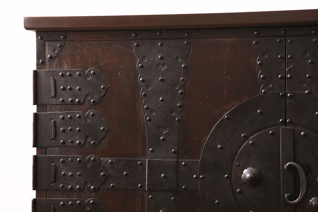 和製アンティーク　当店リメイク　前面ヒノキ材　大きな十字金具がアクセントになった、観音開きの時代箪笥サイドボード(引き出し)(R-047981)