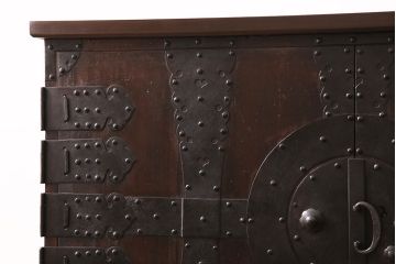 和製アンティーク　当店リメイク　前面ヒノキ材　大きな十字金具がアクセントになった、観音開きの時代箪笥サイドボード(引き出し)(R-047981)