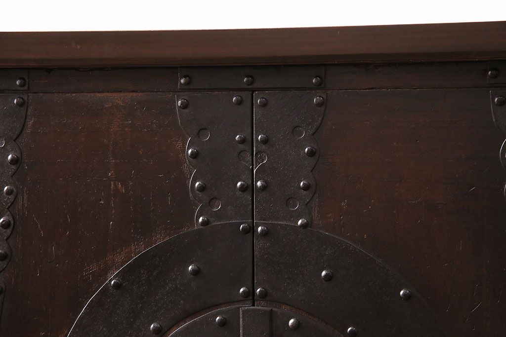 和製アンティーク　当店リメイク　前面ヒノキ材　大きな十字金具がアクセントになった、観音開きの時代箪笥サイドボード(引き出し)(R-047981)