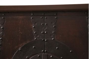 和製アンティーク　当店リメイク　前面ヒノキ材　大きな十字金具がアクセントになった、観音開きの時代箪笥サイドボード(引き出し)(R-047981)