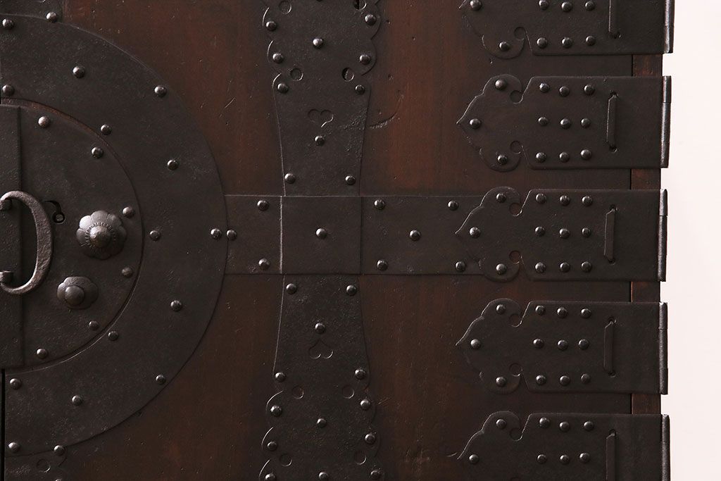 和製アンティーク　当店リメイク　前面ヒノキ材　大きな十字金具がアクセントになった、観音開きの時代箪笥サイドボード(引き出し)(R-047981)