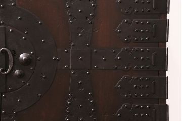 和製アンティーク　当店リメイク　前面ヒノキ材　大きな十字金具がアクセントになった、観音開きの時代箪笥サイドボード(引き出し)(R-047981)