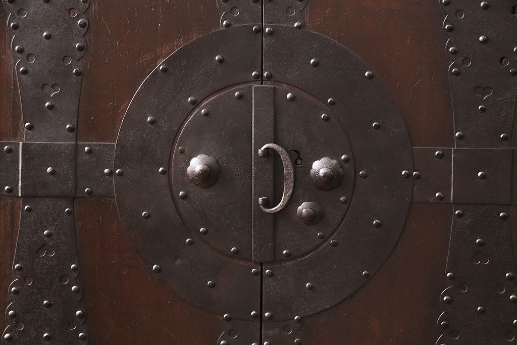 和製アンティーク　当店リメイク　前面ヒノキ材　大きな十字金具がアクセントになった、観音開きの時代箪笥サイドボード(引き出し)(R-047981)